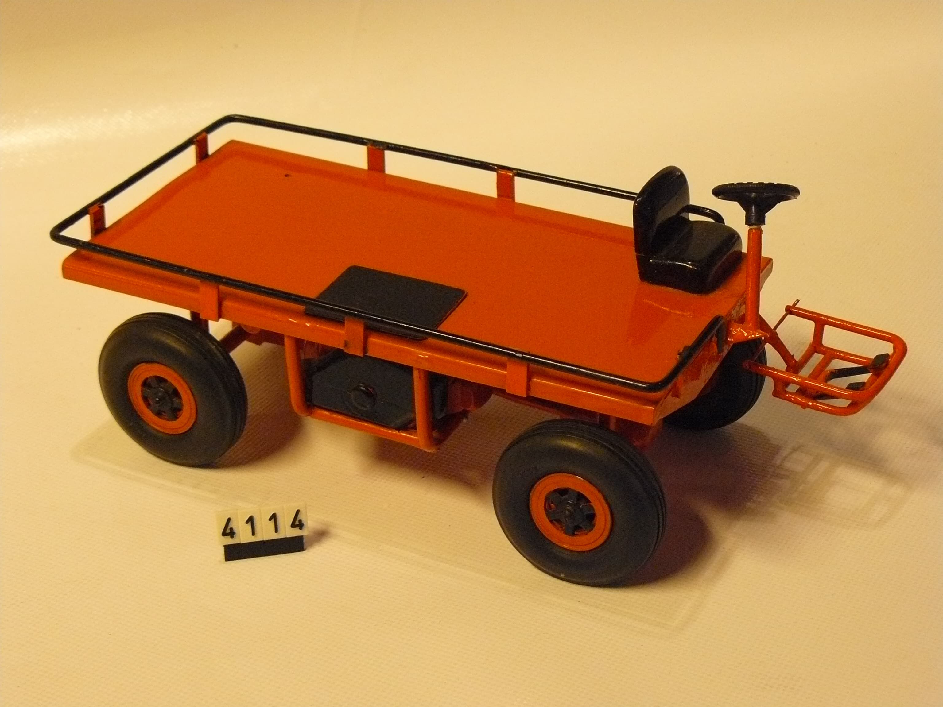 Model studiemodel Pony militair oranje