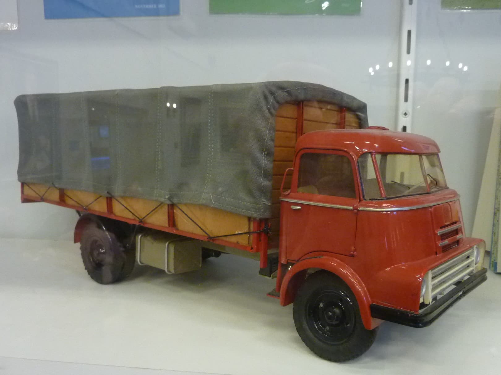 Model A 2400 rood met huifopbouw