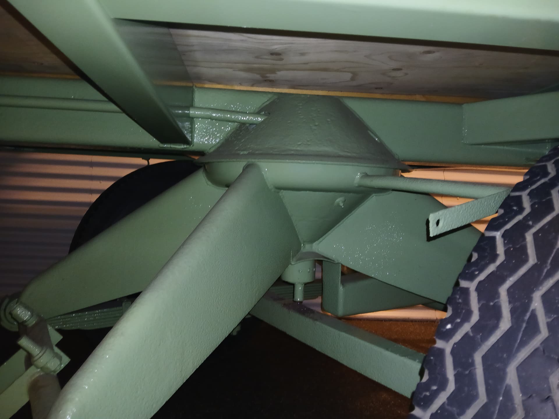 Platte aanhanger met vering en kegelstuur