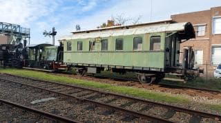 Twee-assig personenrijtuig met open balkons