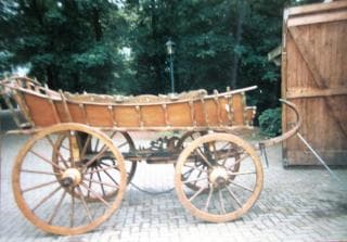 4 wielige wagen voortbewogen door paarden kracht,