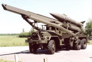Veldartillerie; drieassige vrachtauto met lanceerinrichting