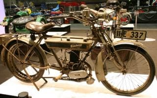 Tweetakt motorfiets, zonder koppeling en aandrijving dmv een leren riem op de achterwielpoelie.