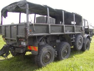 "Algemene dienst" met lier. D.w.z. laadbak met zeil. Automatische trekhaak met lier.