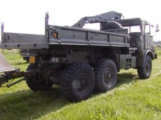 Kipper met 3 zijdige kipbak voor transport van losse lading zoals zand en grint.