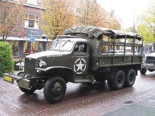 "Algemene dienst" met lier. D.w.z. laadbak met zeil.