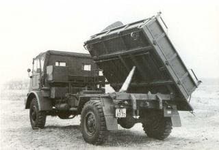 Vrachtauto met 3 zijdige kip bak.