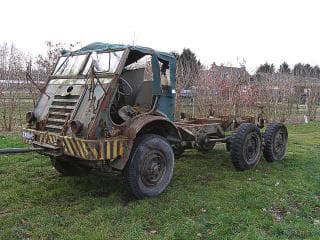 "Algemene dienst" met lier. D.w.z. laadbak met zeil. Automatische trekhaak met lier.