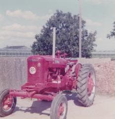 Farmall M. Vroeger werden de types aangeduid met de letters van het alfabet. Hoe verder in het alfabet, hoe zwaarder de tractor.