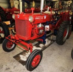 Mc Cormick Farmall Cub met Maaibalk