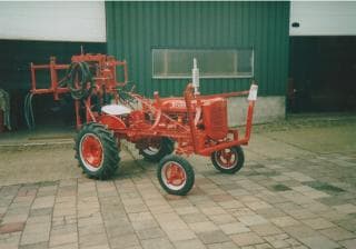 Super A uitgerust met Veldspuit en Koperen Tank.
