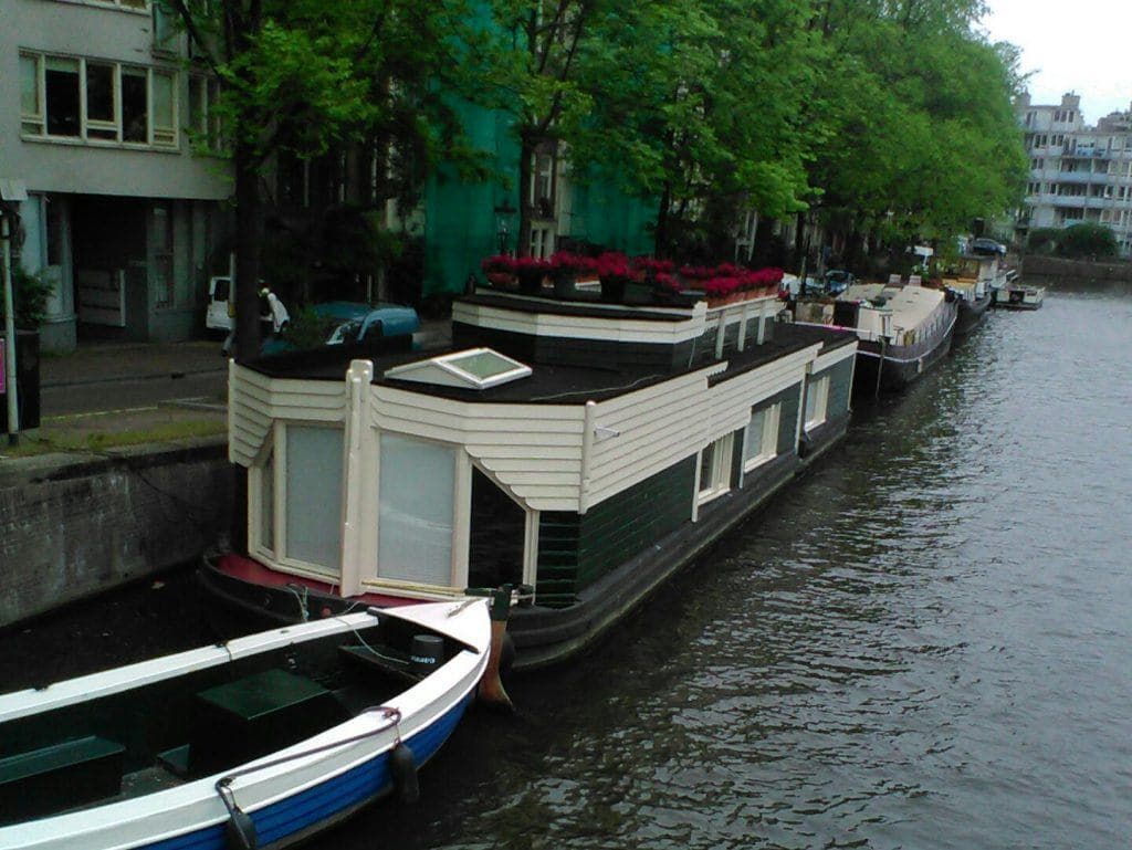 woonschip in Amsterdamse Schoolstijl