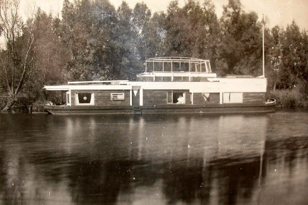 woonschip in Amsterdamse Schoolstijl