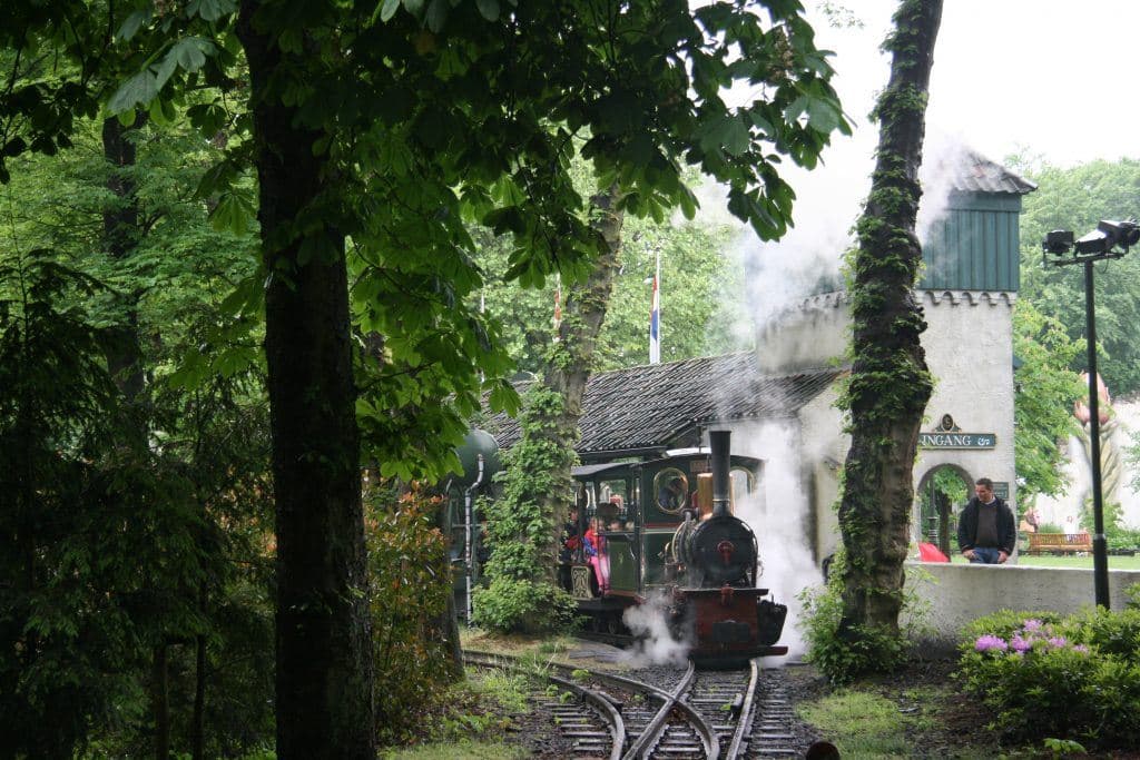 Stoomlocomotief ‘Aagje’ met rijtuigen